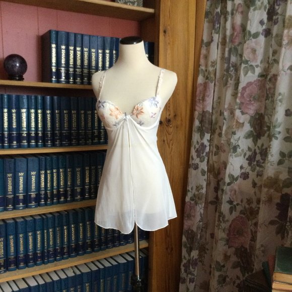 Embroidered bridal baby doll with matching thong - Picture 2 of 7